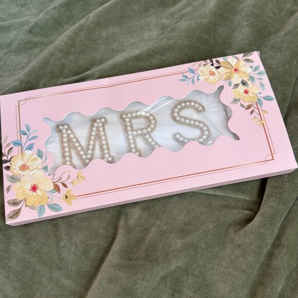 NEW MRS White Makeup Bag with Gold and Pearl Monogram Patches Large Size - Picture 2 of 4